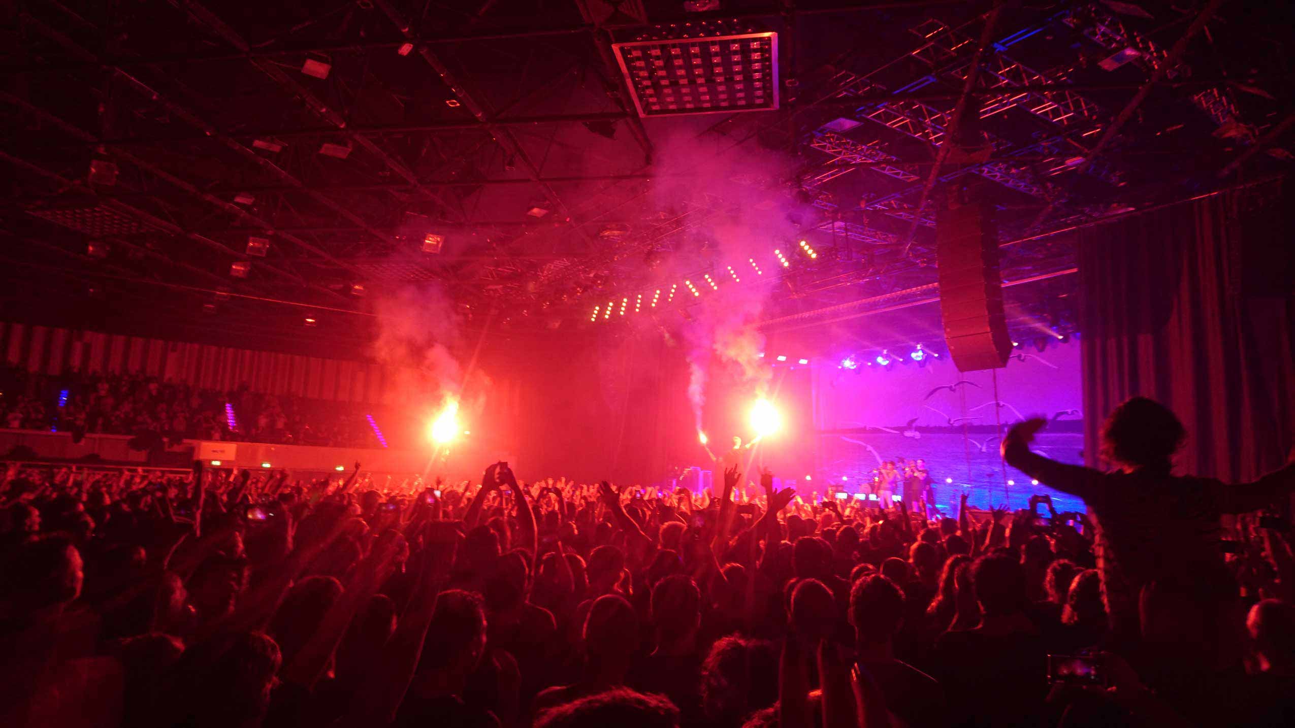 Konzert Feine Sahne Fischfilet in Düsseldorf rote Bangalows